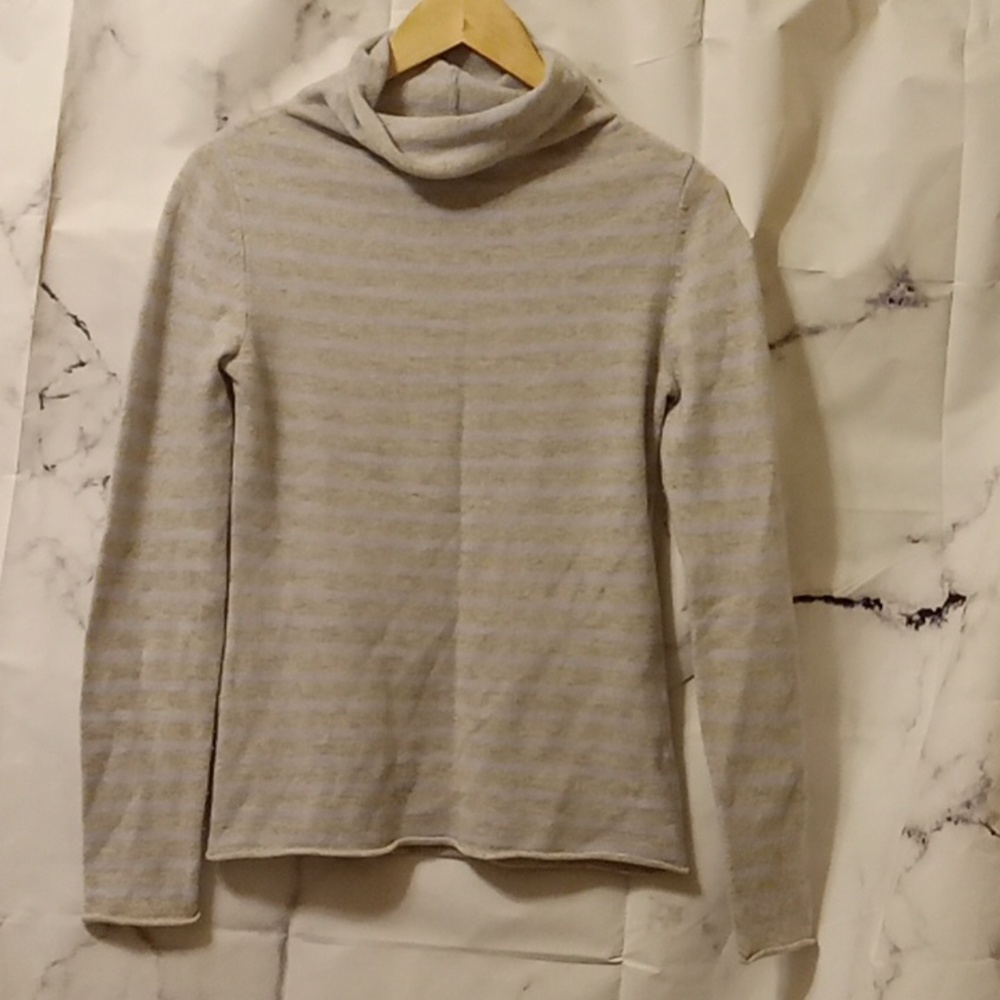 Old Navy sweater small 💜💜💜💜